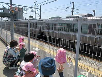 電車をみてます